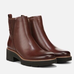 Naturalizer Darry Water-Repellent Leather Lightweight Lug Sole Chelsea Booties